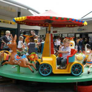 Attracties, attracties inhuren, kinderattracties, kinderattracties inhuren, winkelcentrum entertainment, kinderentertainment, winkelcentrumpromotie, draaimolen, draaimolen inhuren,