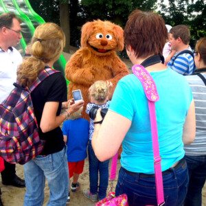 Tommie inhuren, Sesamstraat, Meet en greet, Meet & Greet, kinderentertainment, tv karakter inhuren, winkelcentrumpromotie, looppop inhuren, bekende kinderfiguren inhuren, boeken kinderentertainment