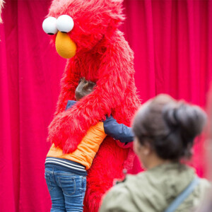 Sesamstraat, Elmo, Meet en greet, Meet & Greet, kinderentertainment, tv karakter inhuren, winkelcentrumpromotie, looppop inhuren, bekende kinderfiguren inhuren, boeken kinderentertainment