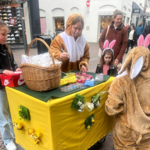 paasentertainment, De paashaas op bezoek, bezoek Paashaas, entertainment voor pasen, paashazen, entertainment pasen, rondlopende paashaas, winkelcentrumpromotie, promotie winkelcentrum, entertainmentbureau, paas entertainment