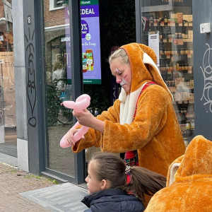 paasentertainment, De paashaas op bezoek, bezoek Paashaas, entertainment voor pasen, paashazen, entertainment pasen, rondlopende paashaas, winkelcentrumpromotie, promotie winkelcentrum, entertainmentbureau, paas entertainment