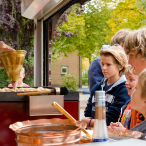 Poffertjeskraam, De Poffertjeskraam, inhuren Poffertjeskraam, Poffertjeskraam inhuren, Poffertjeskraam uitdelen, kinderentertainment, kinderevenement, kinderevent, inhuren entertainment winkelcentrum, entertainment voor kinderen, kinderentertainment, Winkelcentrumpromotie, promotie winkelcentrum, winkelcentrum entertainment, entertainment voor winkelcentrum, entertainmentbureau, mobiel entertainment,