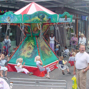 Attracties, attracties inhuren, kinderattracties, kinderattracties inhuren, winkelcentrum entertainment, kinderentertainment, winkelcentrumpromotie, Zweefmolen, Zweefmolen inhuren,