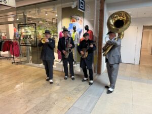 Dixielandorkest, dixieland orkest, orkest inhuren, Mobiel entertainment, mobiel entertainment inhuren, winkelcentrum promotie, winkelcentrum entertainment, entertainment voor in winkelcentrum, winkelcentrumpromotie, inhuren entertainment winkelcentrum, entertainment buro, entertainmentbureau