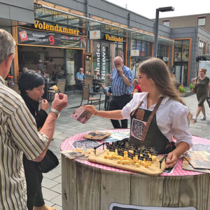 Tafeldames, uitdeelactie, mobielentertainment, entertainment in winkelcentrum, winkelcentrum entertainment, winkelcentrum promotie, promotie in winkelcentrum, entertainment, evenementenbureau, entertainment op evenementen