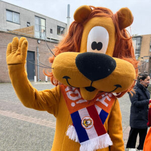 Loeki de Leeuw, Meet en greet, Meet & Greet, kinderentertainment, tv karakter inhuren, winkelcentrumpromotie, looppop inhuren, bekende kinderfiguren inhuren, boeken kinderentertainment