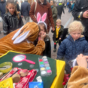 paasentertainment, De paashaas op bezoek, bezoek Paashaas, entertainment voor pasen, paashazen, entertainment pasen, rondlopende paashaas, winkelcentrumpromotie, promotie winkelcentrum, entertainmentbureau, paas entertainment