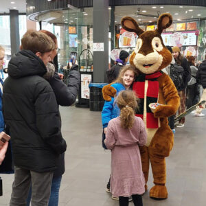 paasentertainment, De paashaas op bezoek, bezoek Paashaas, entertainment voor pasen, paashazen, entertainment pasen, rondlopende paashaas, winkelcentrumpromotie, promotie winkelcentrum, entertainmentbureau, paas entertainment