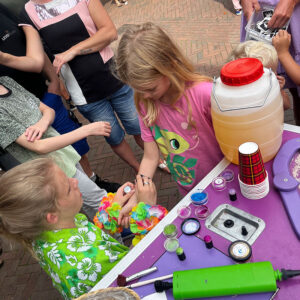 Glittertattoo, glittertatto studio, glittertattoeage, kinderentertainment, entertainment in winkelcentrum, winkelcentrum entertainment, winkelcentrum promotie, promotie in winkelcentrum, entertainment, evenementenbureau, entertainment op evenementen