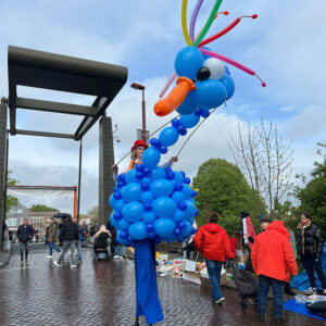 Steltact, Steltact paradijsvogel, Steltact ballonnen, Ballonact, steltloper, spekjes, kinderentertainment, entertainment in winkelcentrum, winkelcentrum entertainment, winkelcentrum promotie, promotie in winkelcentrum, entertainment, evenementenbureau, entertainment op evenementen