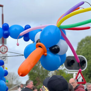 Steltact, Steltact paradijsvogel, Steltact ballonnen, Ballonact, steltloper, spekjes, kinderentertainment, entertainment in winkelcentrum, winkelcentrum entertainment, winkelcentrum promotie, promotie in winkelcentrum, entertainment, evenementenbureau, entertainment op evenementen
