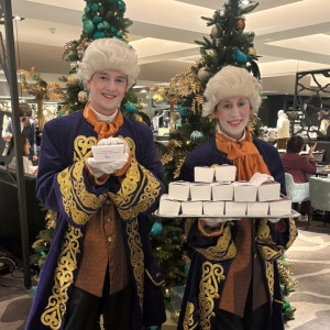 Bonbon Lakeien, Valentijn, Liefde, Valentijn entertainment, valentijn entertainment inhuren, inhuren entertainment voor Valentijn, Winkelcentrum promotie, promotie in winkelcentrum, entertainment, entertainment in winkelcentrum, winkelcentrum entertainment, zingen, liedjes, evenementen, evenementenbureau, entertainmentbureau,