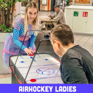 Vaderdag entertainment, Vaderdag entertainment inhuren, Vaderdag entertainment huren, Vaderdag Airhockey Ladies entertainment, , entertainment huren, mobiel entertainment inhuren, entertainment voor Vaderdag, entertainment voor Vaderdag huren, entertainment voor Vaderdag inhuren, winkelcentrumpromotie, winkelcentrum promotie inhuren,