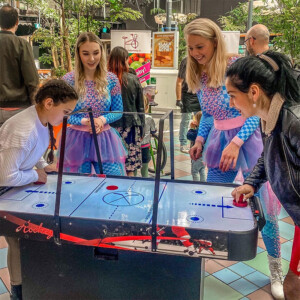 Vaderdag entertainment, Vaderdag entertainment inhuren, Vaderdag entertainment huren, Vaderdag Airhockey Ladies entertainment, , entertainment huren, mobiel entertainment inhuren, entertainment voor Vaderdag, entertainment voor Vaderdag huren, entertainment voor Vaderdag inhuren, winkelcentrumpromotie, winkelcentrum promotie inhuren,