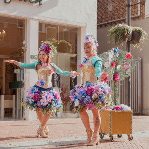 Voorjaars entertainment, Voorjaars entertainment inhuren, Voorjaars entertainment huren, Bloemenparade entertainment huren, Bellenblaas en bloemen entertainment inhuren, entertainment voor het voorjaar, entertainment voor het voorjaar huren, entertainment voor het voorjaar inhuren, winkelcentrumpromotie, winkelcentrum promotie inhuren