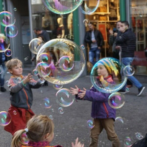 Voorjaars entertainment, Voorjaars entertainment inhuren, Voorjaars entertainment huren, Bellenblaas entertainment huren, Bellenblaas entertainment inhuren, Workshop bellenblaas, bellenblaas, workshop, entertainment voor het voorjaar, entertainment voor het voorjaar huren, entertainment voor het voorjaar inhuren, winkelcentrumpromotie, winkelcentrum promotie inhuren