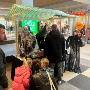 Halloween, Halloween Speurtocht, halloween entertainment, inhuren halloween entertainment, inhuren entertainment voor halloween, halloweenentertainment, Griezelcircus, Griezelcircus in uw winkelcentrum, Spookhuis, Spookhuis in uw centrum, winkelcentrum concept, winkelcentrum concepten, winkelcentrumconcept