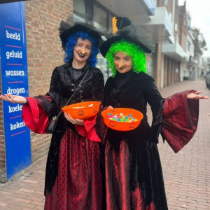 Halloween, Uitdeel Heksen, halloween entertainment, inhuren halloween entertainment, inhuren entertainment voor halloween, halloweenentertainment, Griezelcircus, Griezelcircus in uw winkelcentrum, Spookhuis, Spookhuis in uw centrum, winkelcentrum concept, winkelcentrum concepten, winkelcentrumconcept