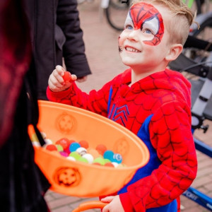 Halloween, Uitdeel Heksen, halloween entertainment, inhuren halloween entertainment, inhuren entertainment voor halloween, halloweenentertainment, Griezelcircus, Griezelcircus in uw winkelcentrum, Spookhuis, Spookhuis in uw centrum, winkelcentrum concept, winkelcentrum concepten, winkelcentrumconcept