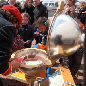 Fiets je eigen schilderij, verf je eigen schilderij, Creatief entertainment, Workshop voor kinderen, kinderworkshop , Winkelcentrumpromotie, promotie winkelcentrum, winkelcentrum entertainment, entertainment voor winkelcentrum, kinder entertainment, kinderentertainment, entertainment voor kinderen, entertainmentburo, entertainment bureau, mobiel entertainment, winkelcentrum concepten, winkelcentrum decoratie, winkelcentrumdecoraties