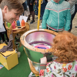Fiets je eigen schilderij, verf je eigen schilderij, Creatief entertainment, Workshop voor kinderen, kinderworkshop , Winkelcentrumpromotie, promotie winkelcentrum, winkelcentrum entertainment, entertainment voor winkelcentrum, kinder entertainment, kinderentertainment, entertainment voor kinderen, entertainmentburo, entertainment bureau, mobiel entertainment, winkelcentrum concepten, winkelcentrum decoratie, winkelcentrumdecoraties